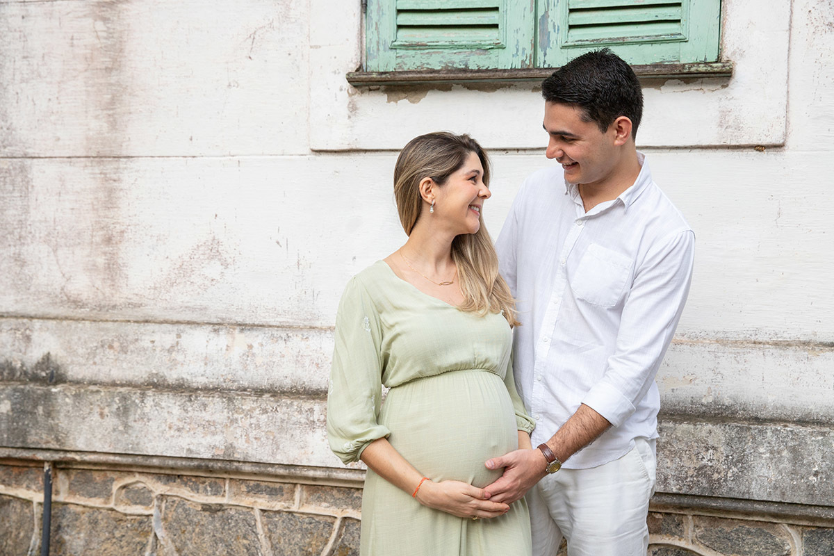 Foto de casal de gestante no Rio em frente a uma casa histórica no Jardim Botânico.
