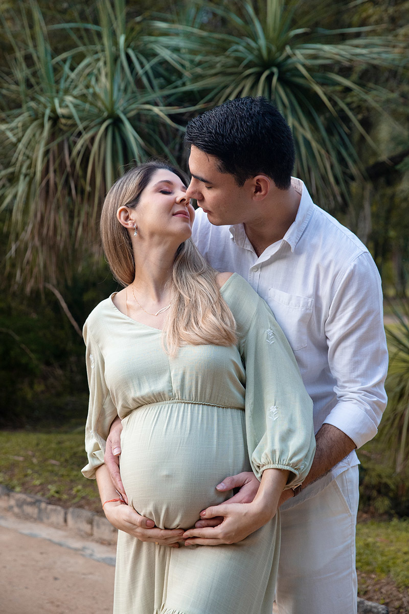 Ensaio de gestante no Rio de Janeiro, casal em momento de carinho no Jardim Botânico.