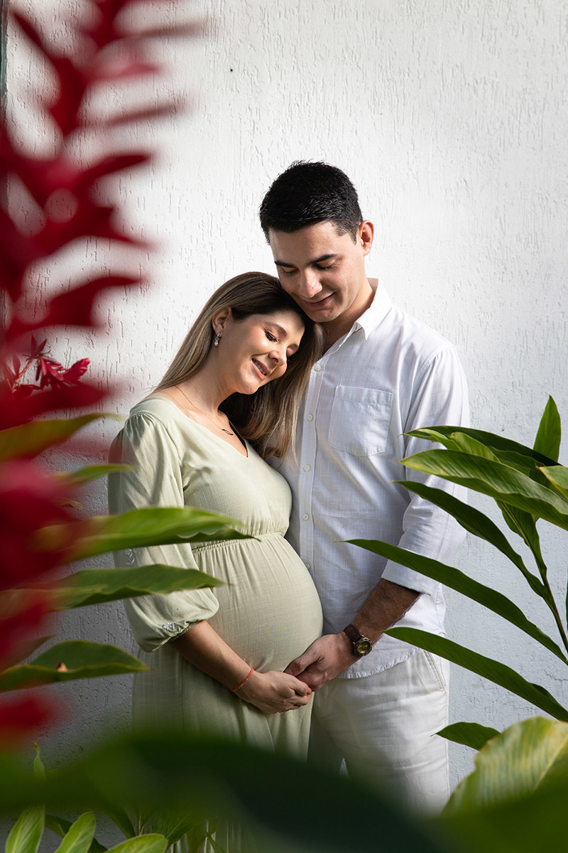 Casal abraçados em ensaio de gestação no Jardim Botânico