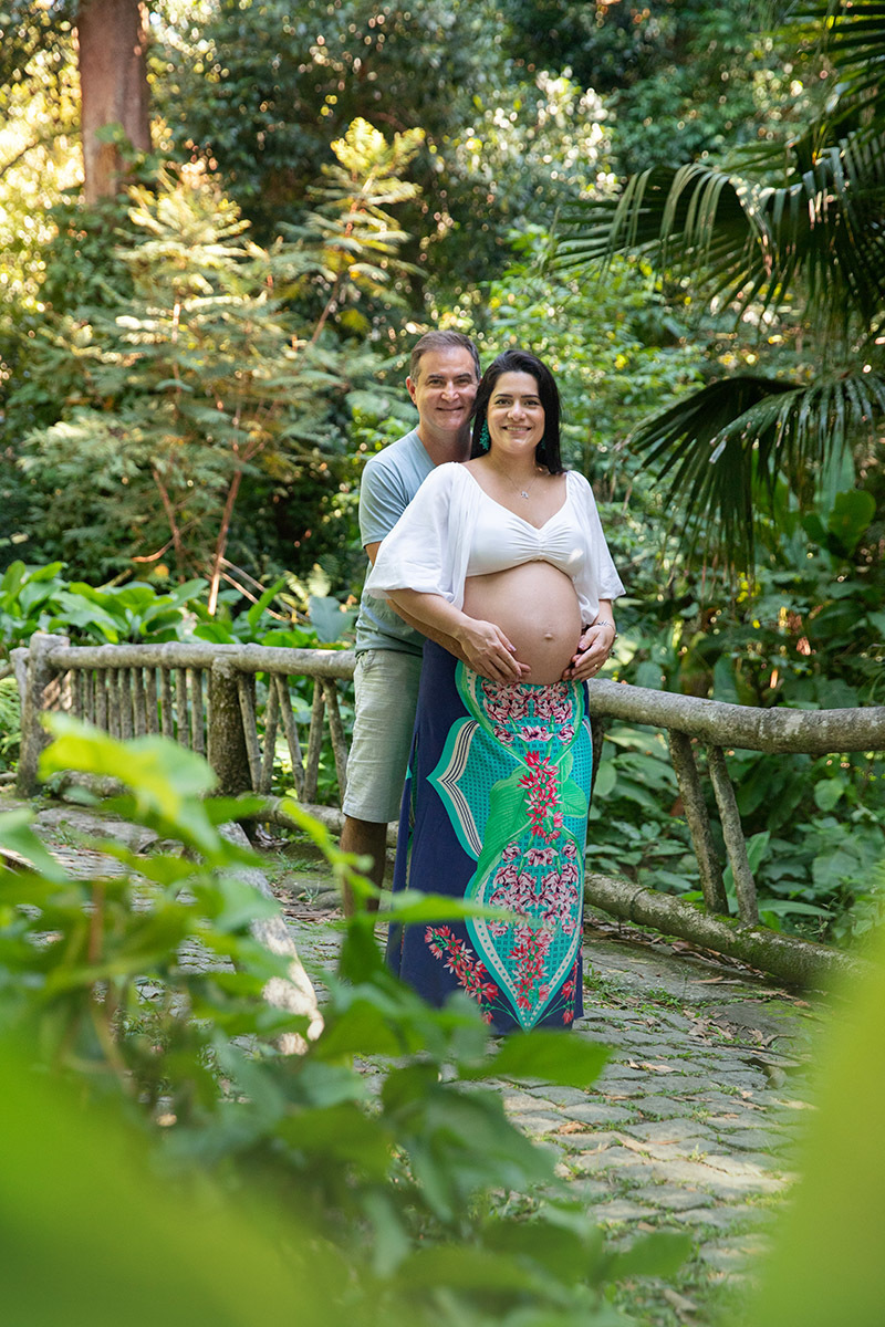 Casal em ensaio gestante no Parque Lage, em meio ao verde do Rio de Janeiro.