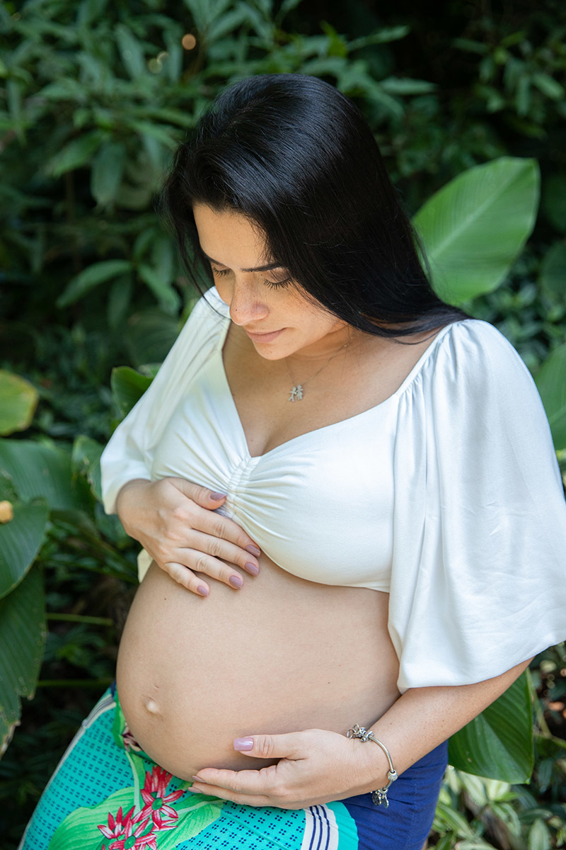 Retrato de gestante no Parque Lage, barriga em evidência durante ensaio fotográfico.