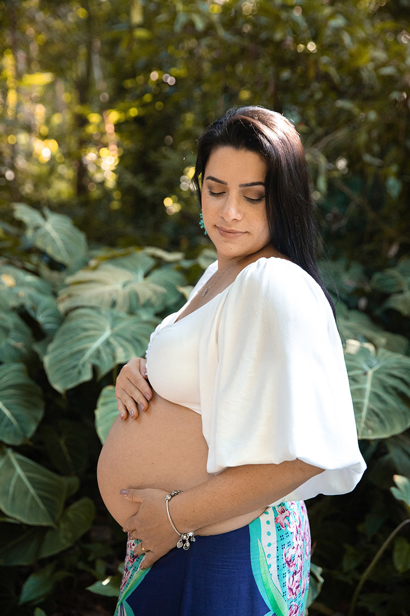 Ensaio fotográfico no Parque Lage, gestante cercada por árvores e natureza exuberante.