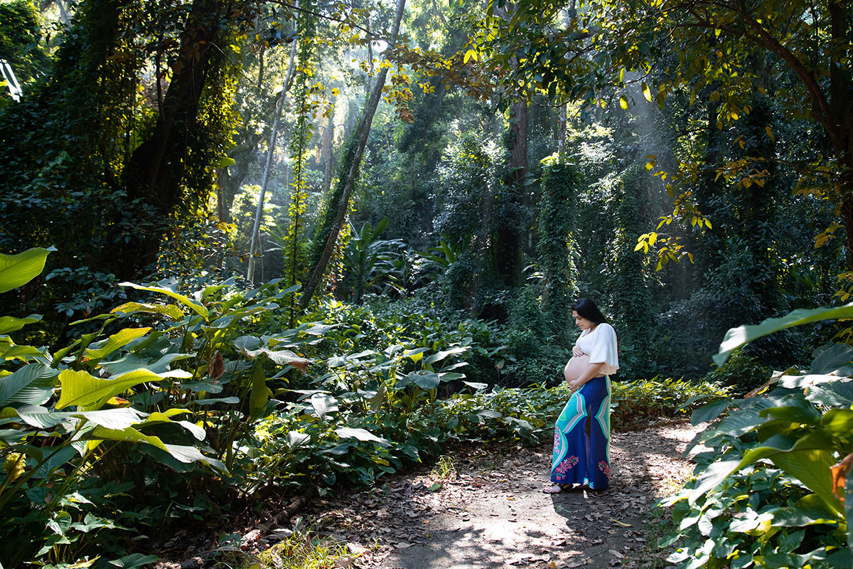 Gestante em ensaio no Parque Lage, conectada com a natureza em cenário tropical do Rio.