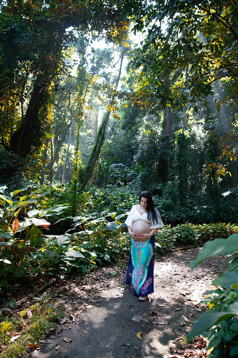 Casal em ensaio gestante no Parque Lage, carinho e conexão em cenário verde no Rio.
