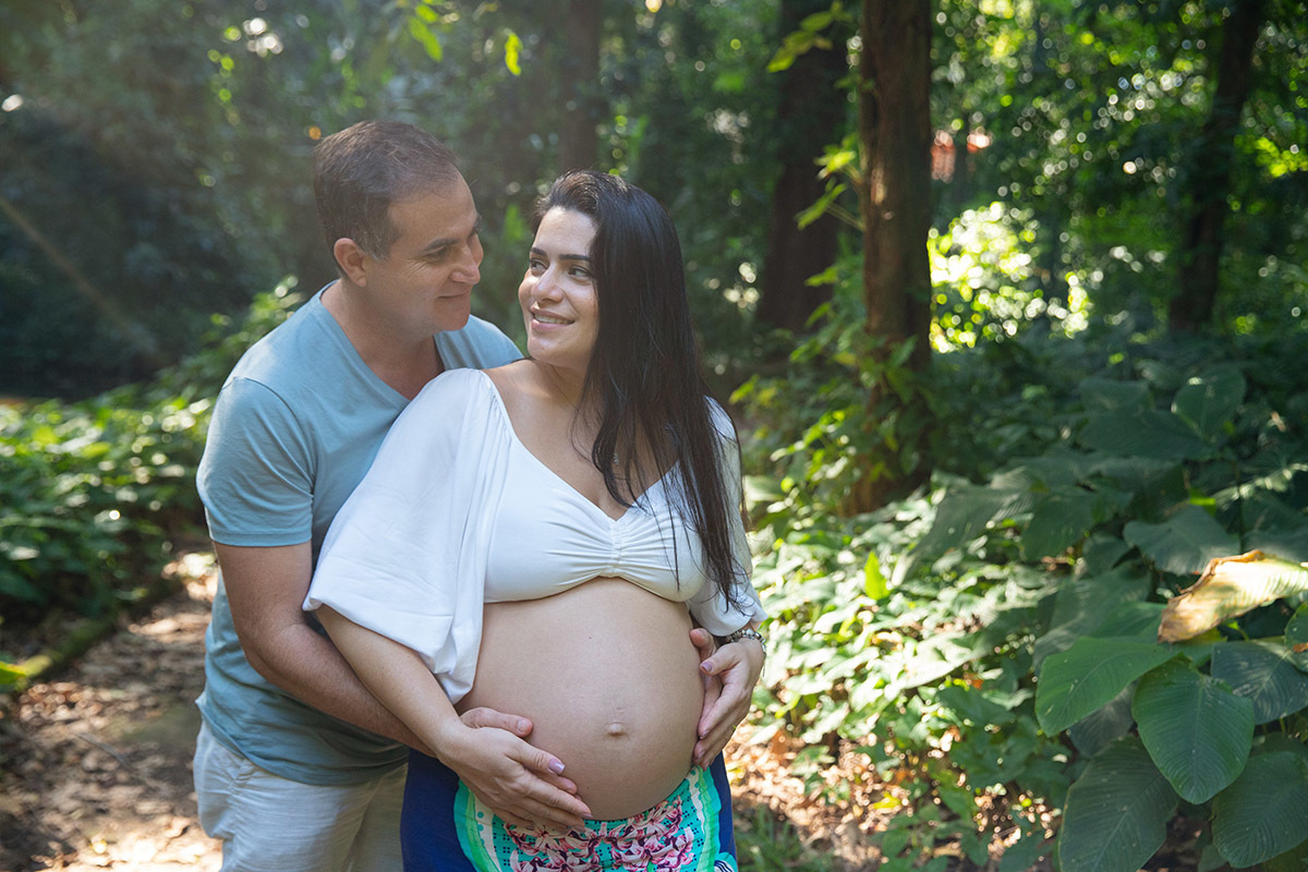 Ensaio gestante no Parque Lage, com pai acariciando a barriga da mamãe.
