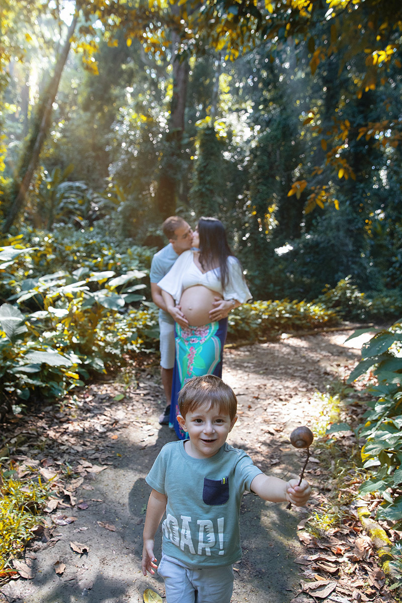 Ensaio de gestante no Parque Lage, família caminhando entre a natureza do Rio de Janeiro.