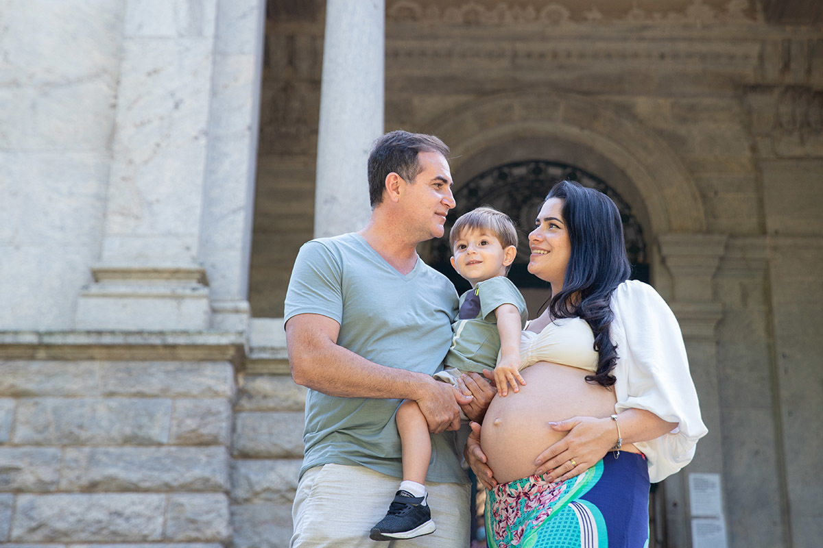 Família em ensaio gestante no Parque Lage RJ, carinho e conexão em cenário histórico.