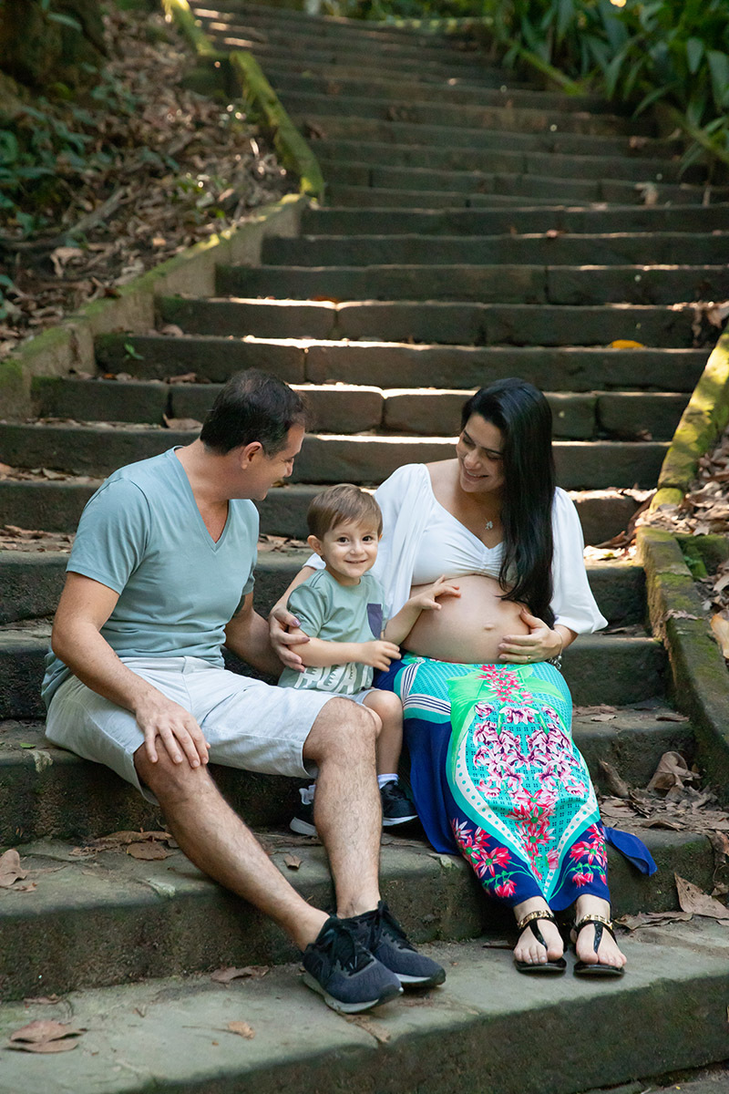 Família reunida em ensaio gestante no Parque Lage RJ, clima de amor e felicidade.