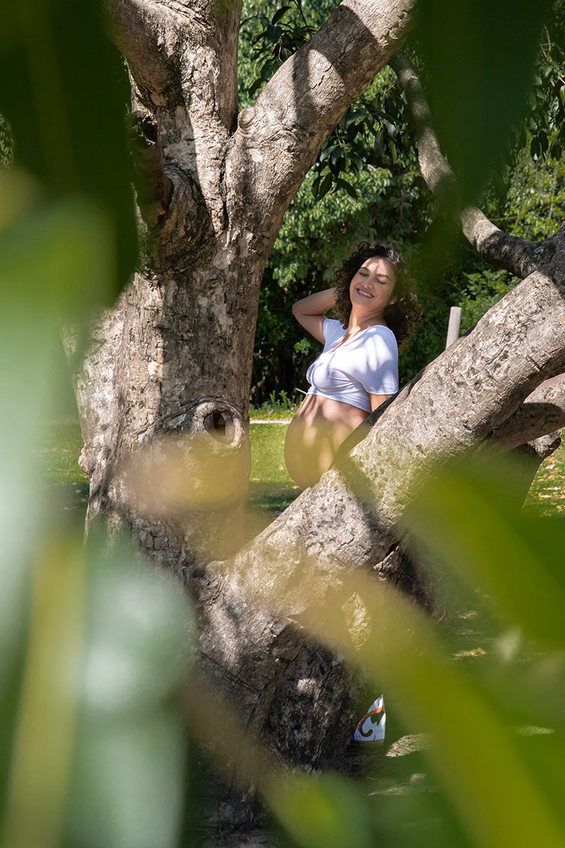 Luz suave atravessando o bosque em ensaio gestante no Rio de Janeiro