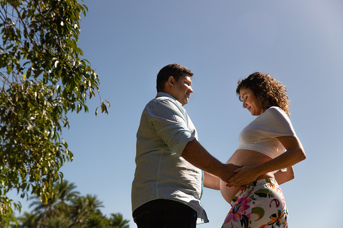 Casal se olhando com carinho no ensaio de gestante no bosque carioca