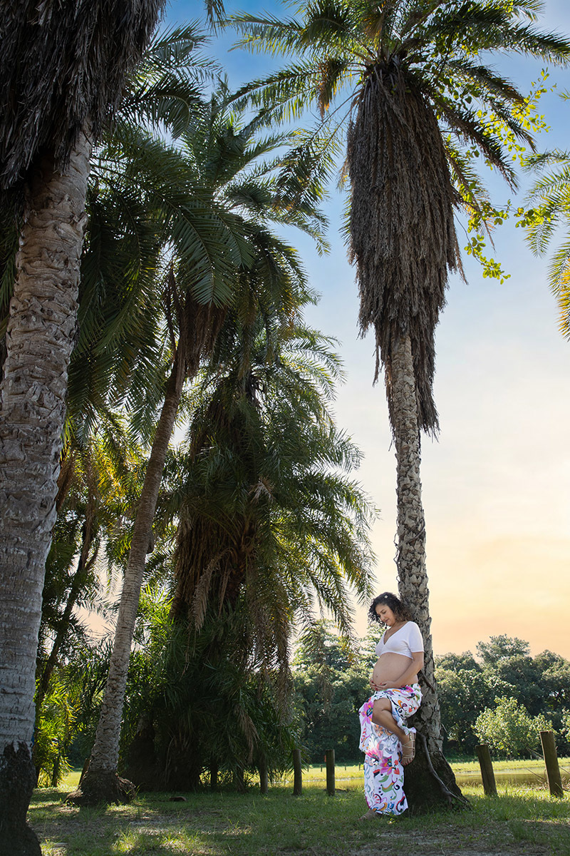 Palha e vegetação tropical no fundo de ensaio gestante no Bosque da Barra RJ