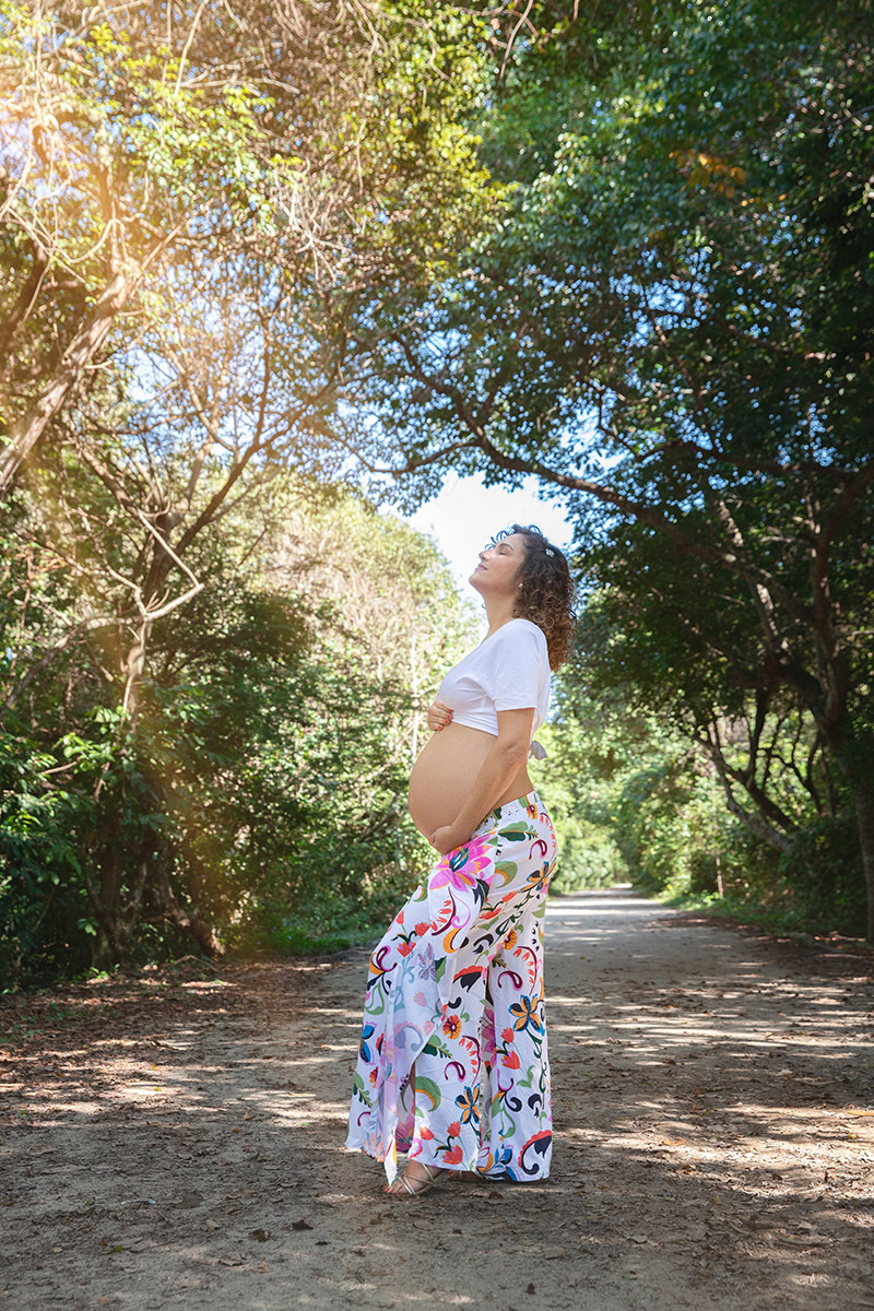 Foto de gestante entre as árvores com a barriga em destaque, Bosque da Barra RJ