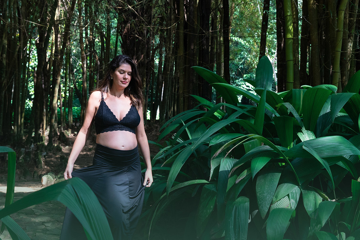 Ensaio de gestante Jardim Botânico RJ, com detalhe de lingerie de renda preta.