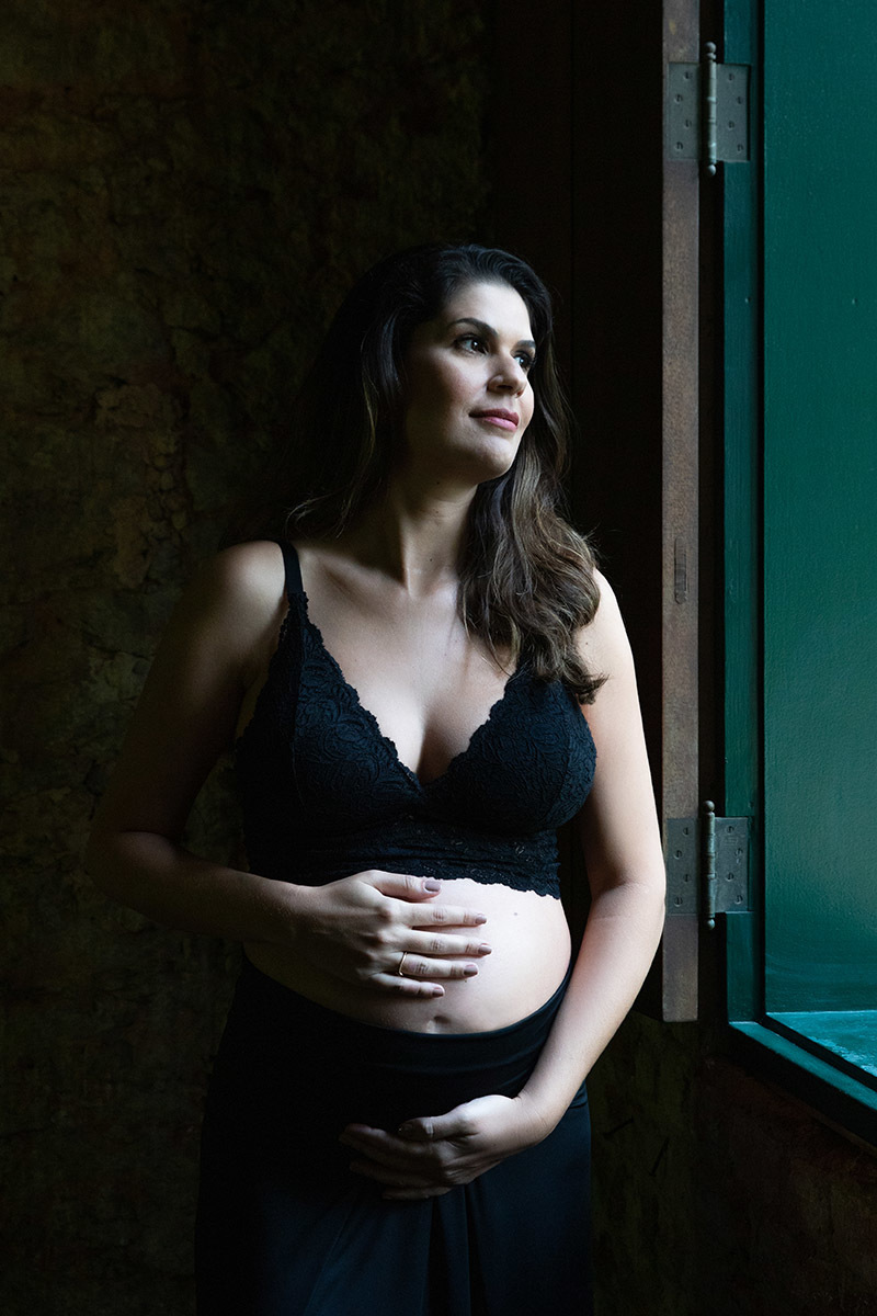 Gestante deitada em ensaio no Jardim Botânico RJ, em registro artístico.