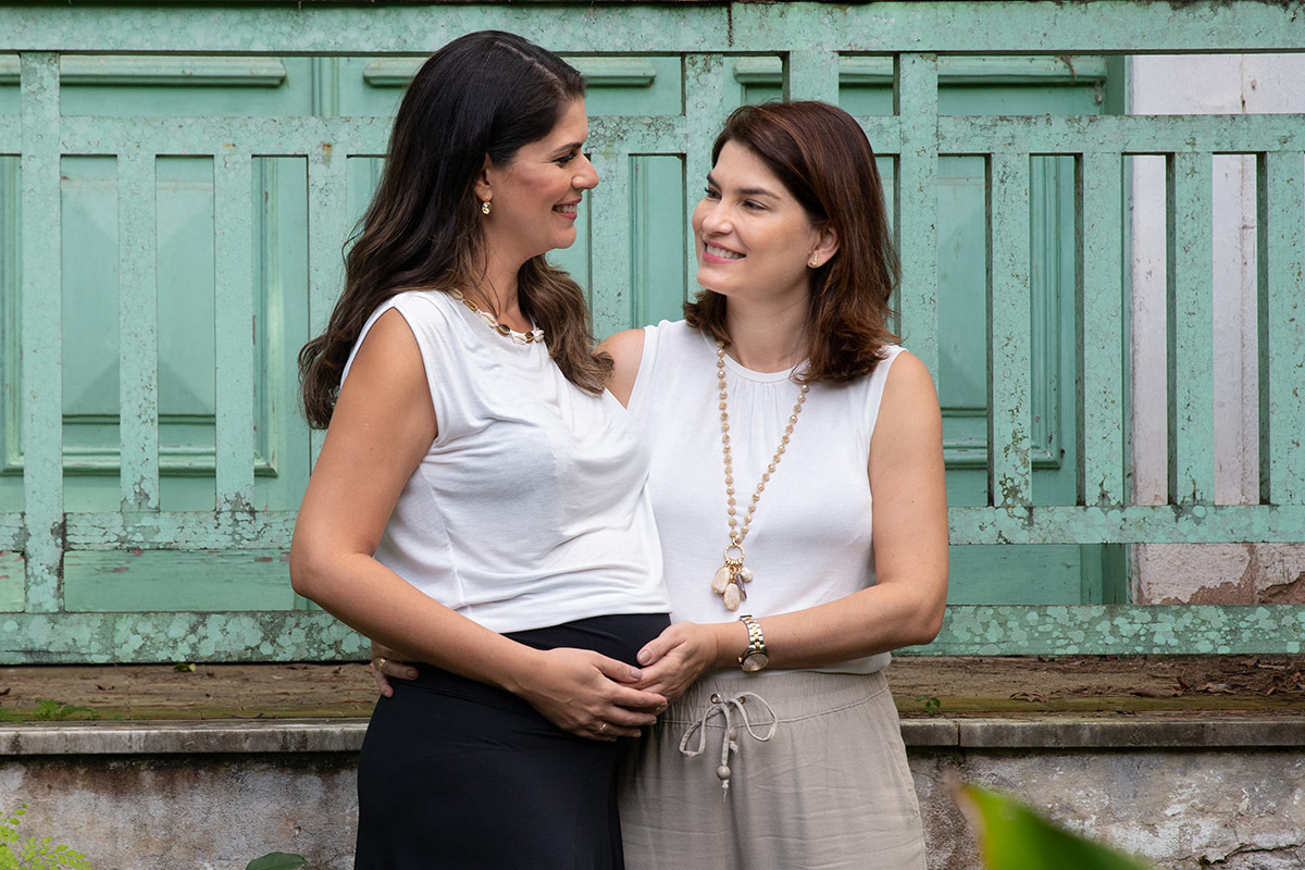 Ensaio gestante Jardim Botânico RJ, com troca de carinhos entre irmãs.