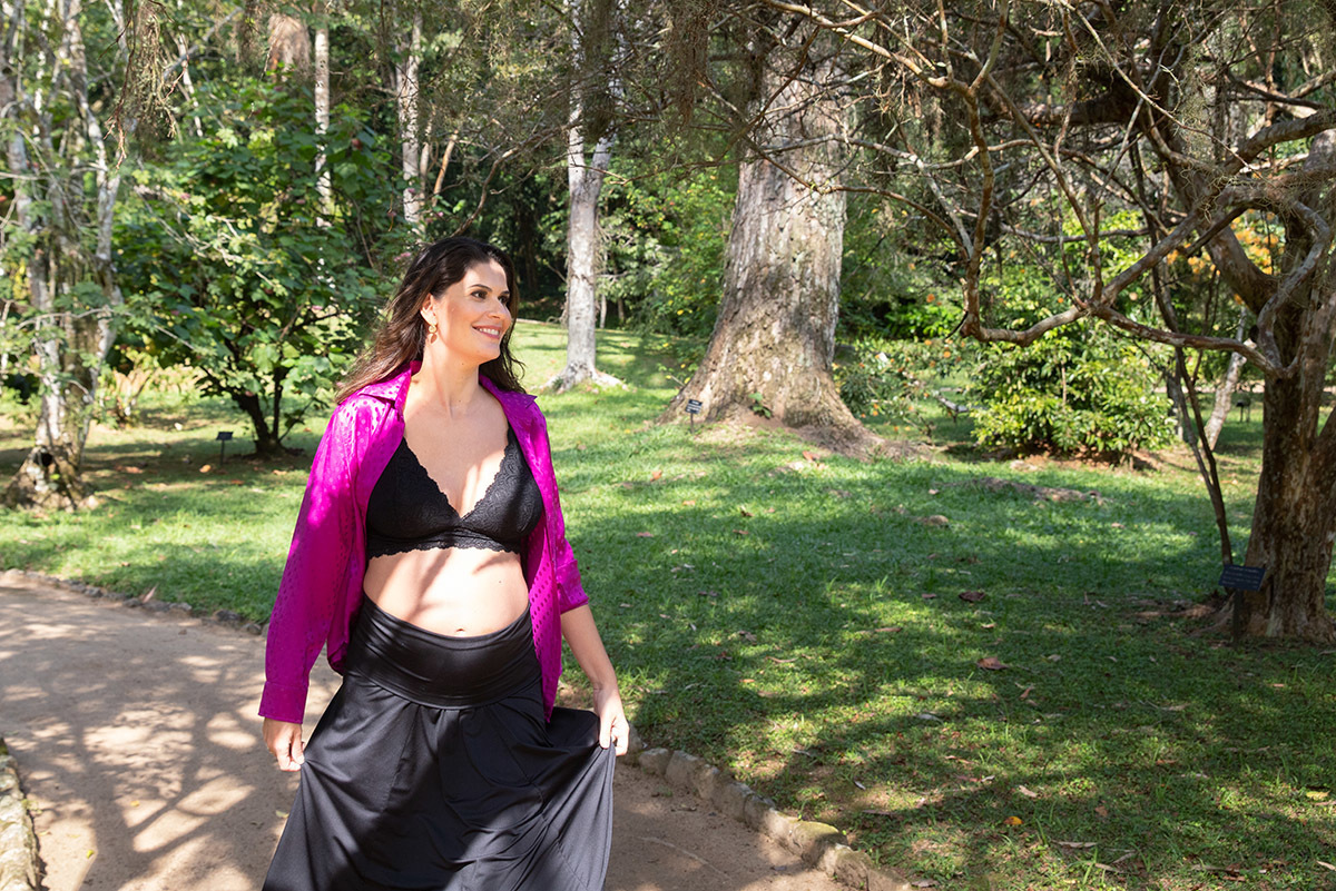 Gestante em ensaio no Jardim Botânico Rio de Janeiro, andando no meio da natureza.