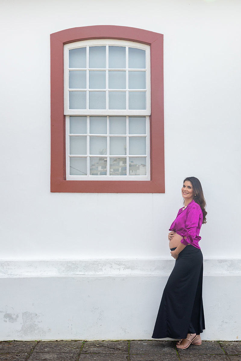 Ensaio gestante no Jardim Botânico RJ, com pose delicada e sorriso suave.