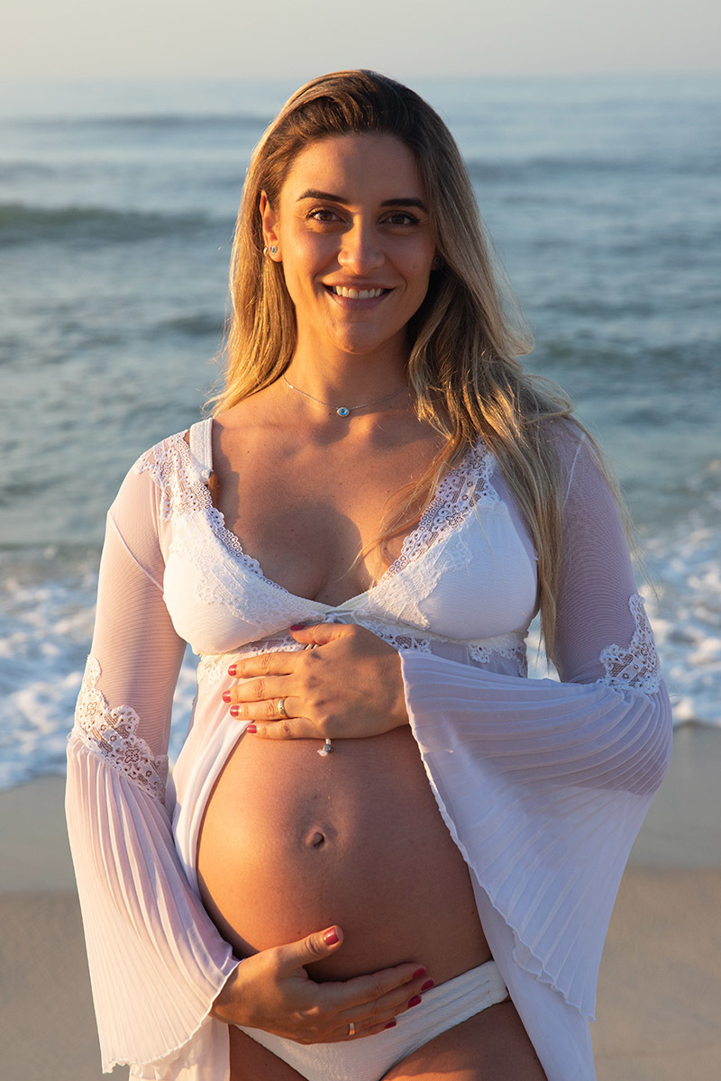 Fotografia de gestação com cenário de nascer do sol na Barra da Tijuca.