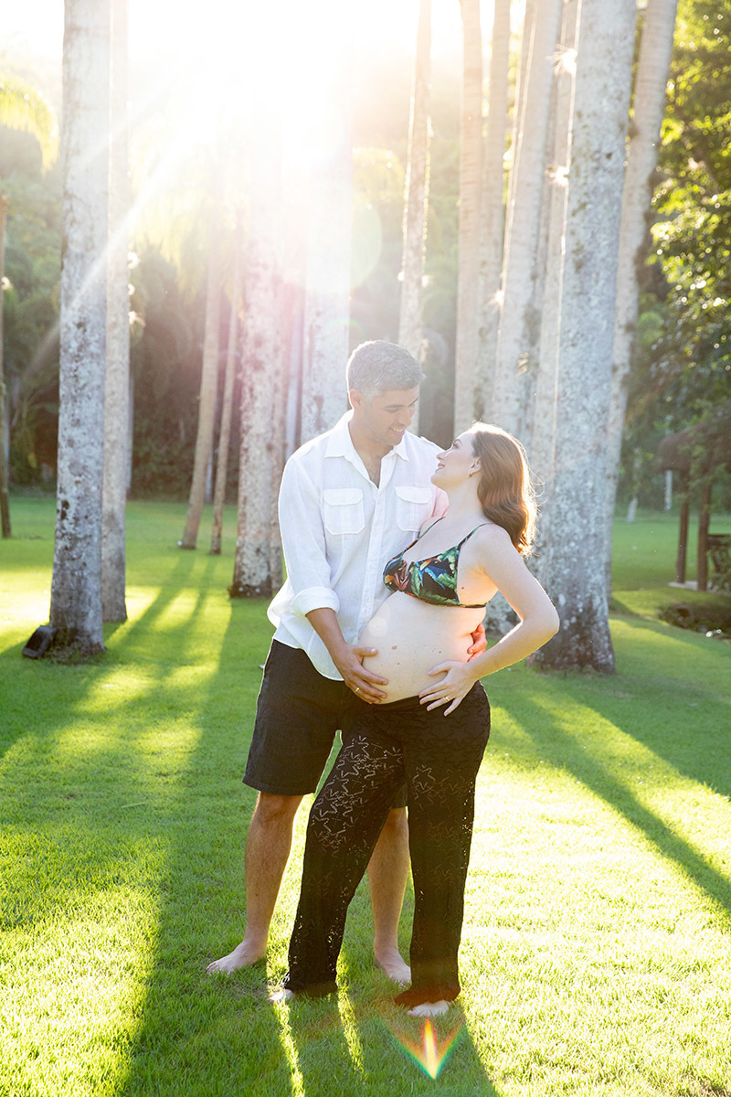 Casal abraçado em ensaio de gestante no Lago Buriti RJ.