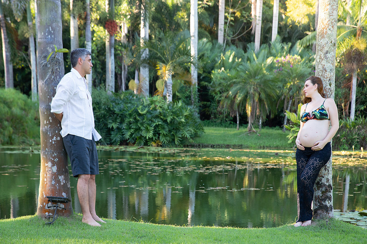 Foto de ensaio gestante no Lago Buriti com cenário natural do Jardim Botânico.