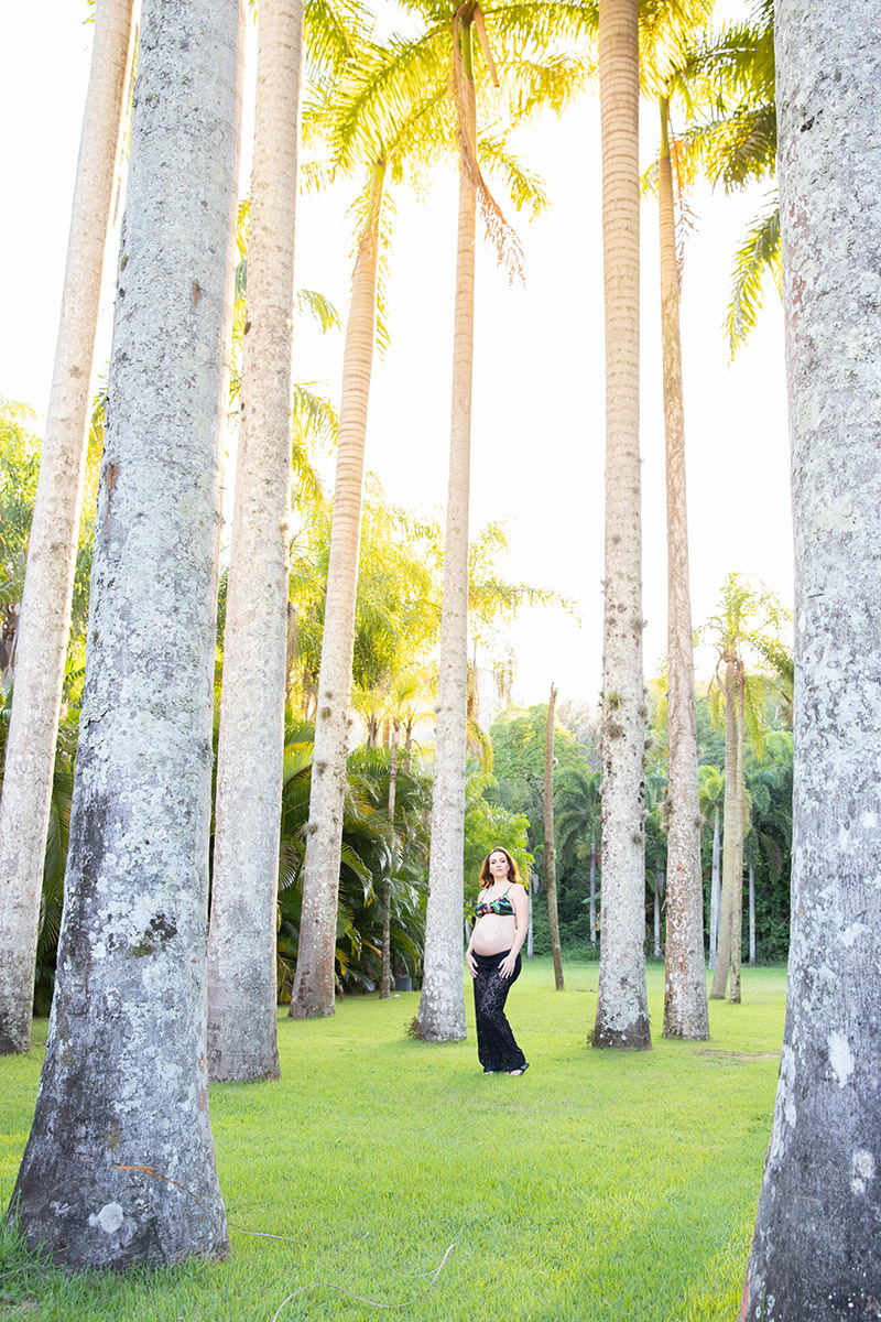 Retrato elegante de gestante no Lago Buriti em ensaio fotográfico no RJ.
