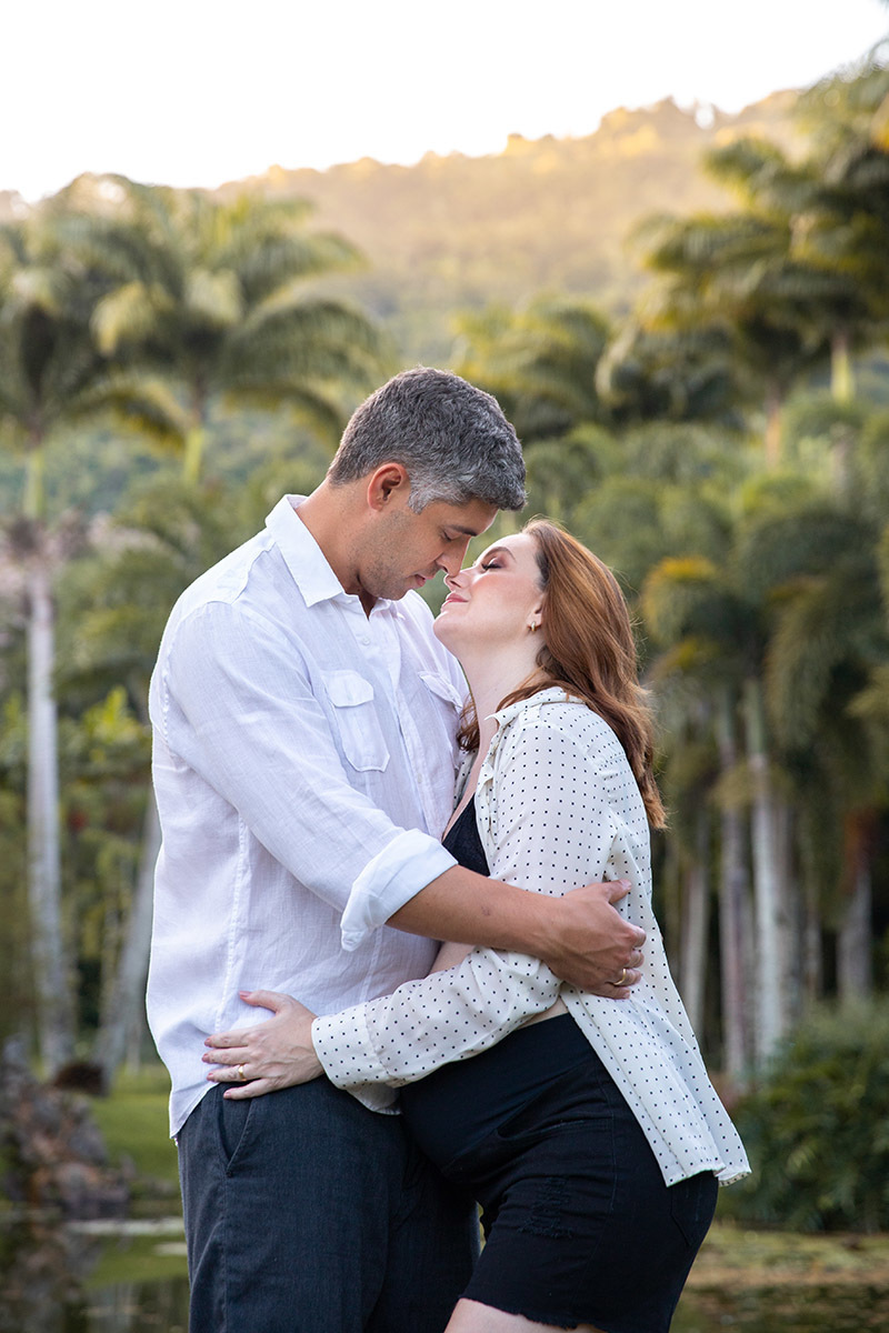 Ensaio de gestante romântico no Lago Buriti, Jardim Botânico do Rio.