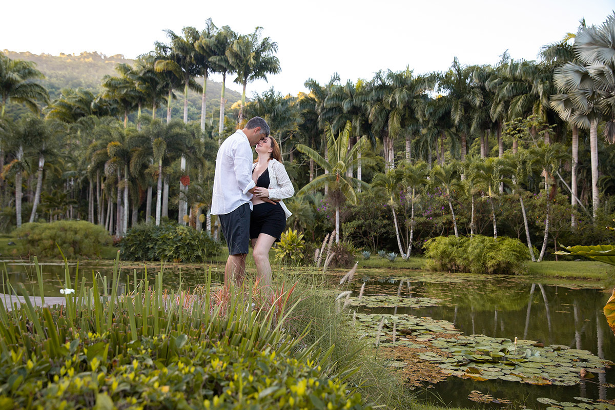 Foto de gestante com o marido no Lago Buriti, Jardim Botânico RJ.