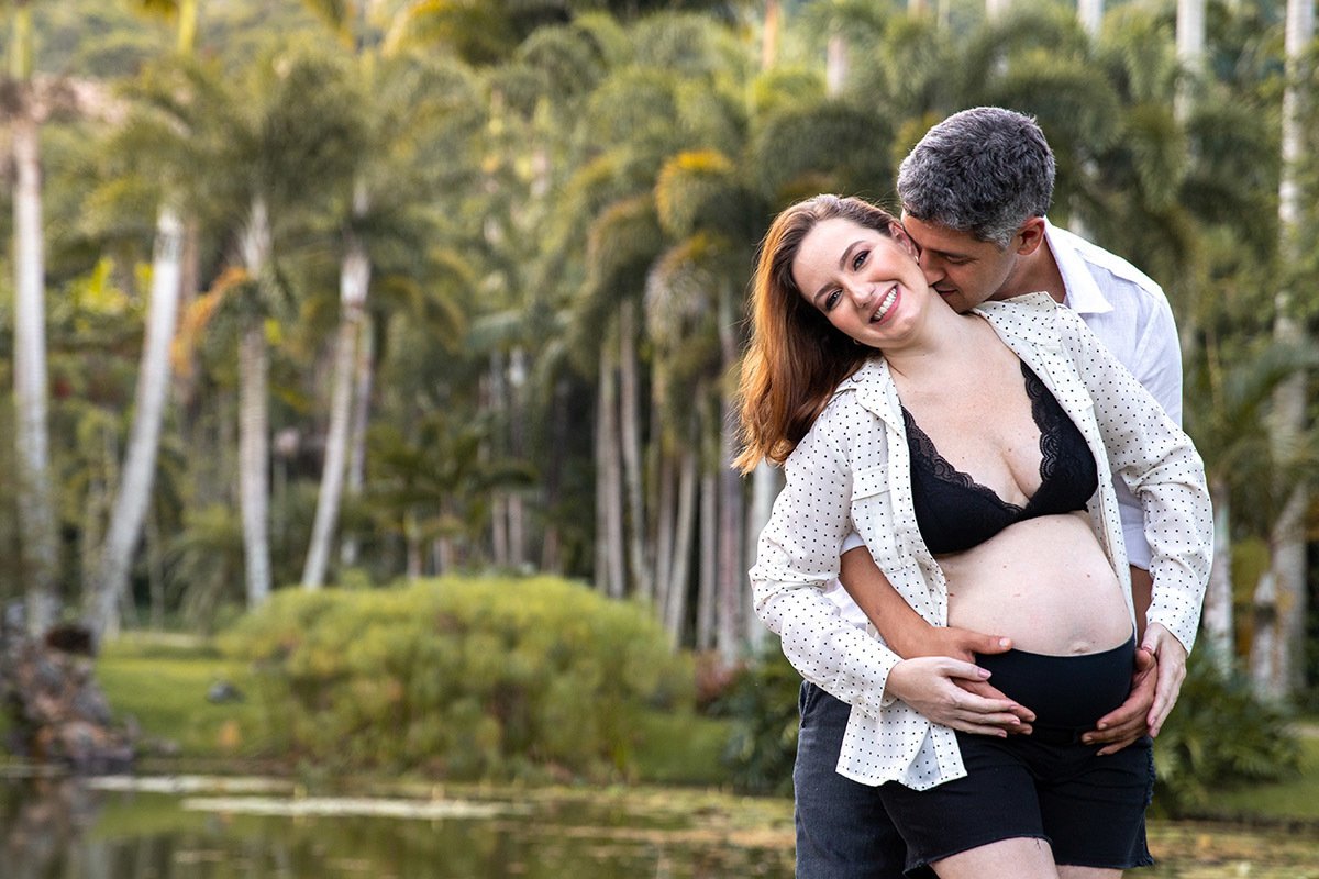 Casal em momento de carinho no Lago Buriti durante ensaio de gestante.