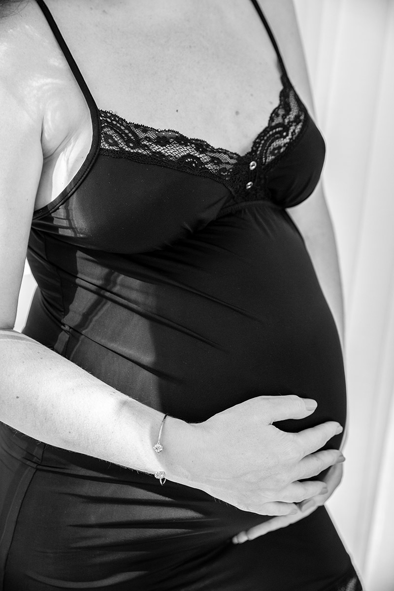 Gestante em ensaio no Lago Buriti com foco no barrigão de gravidez.