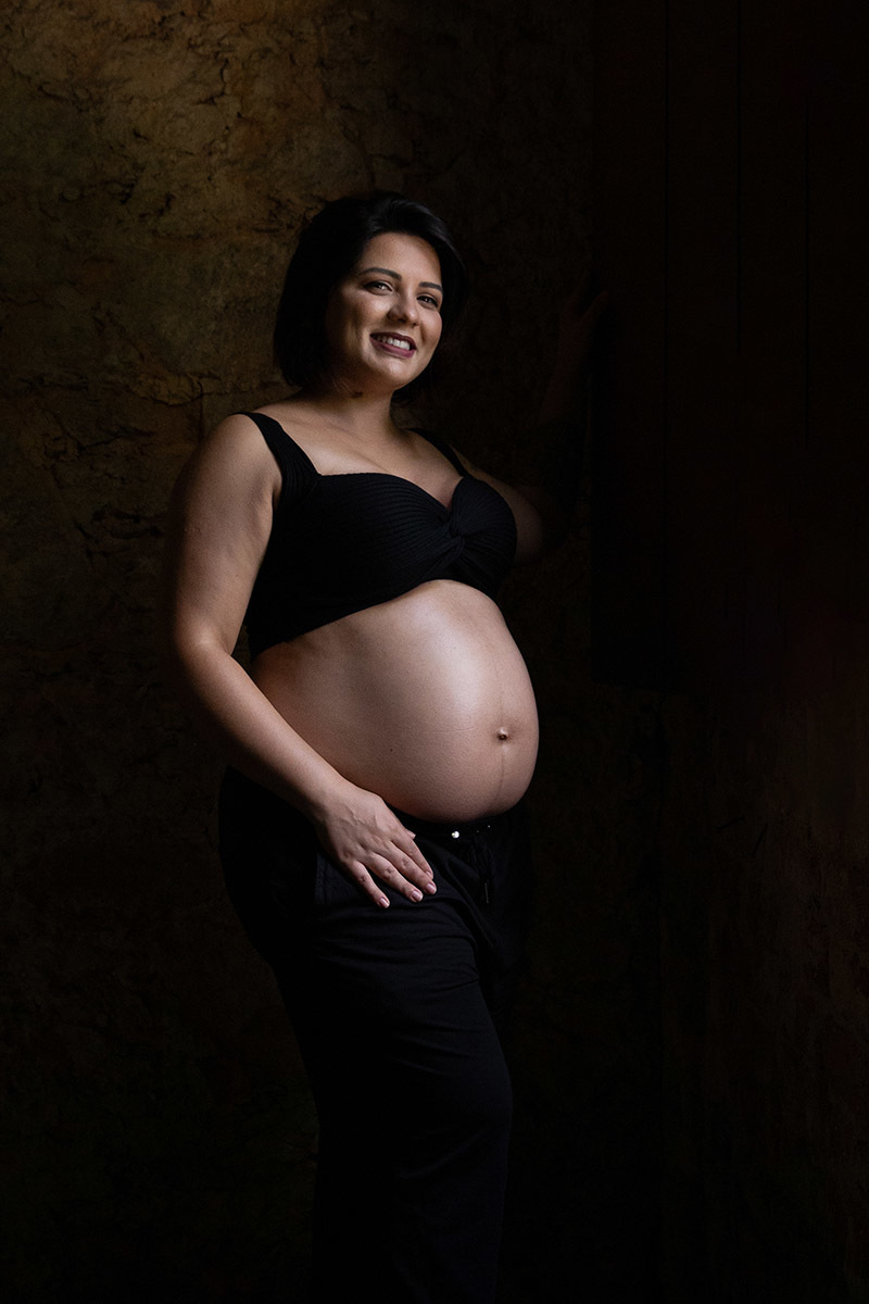 Gestante em pose delicada no Jardim Botânico do Rio de Janeiro.