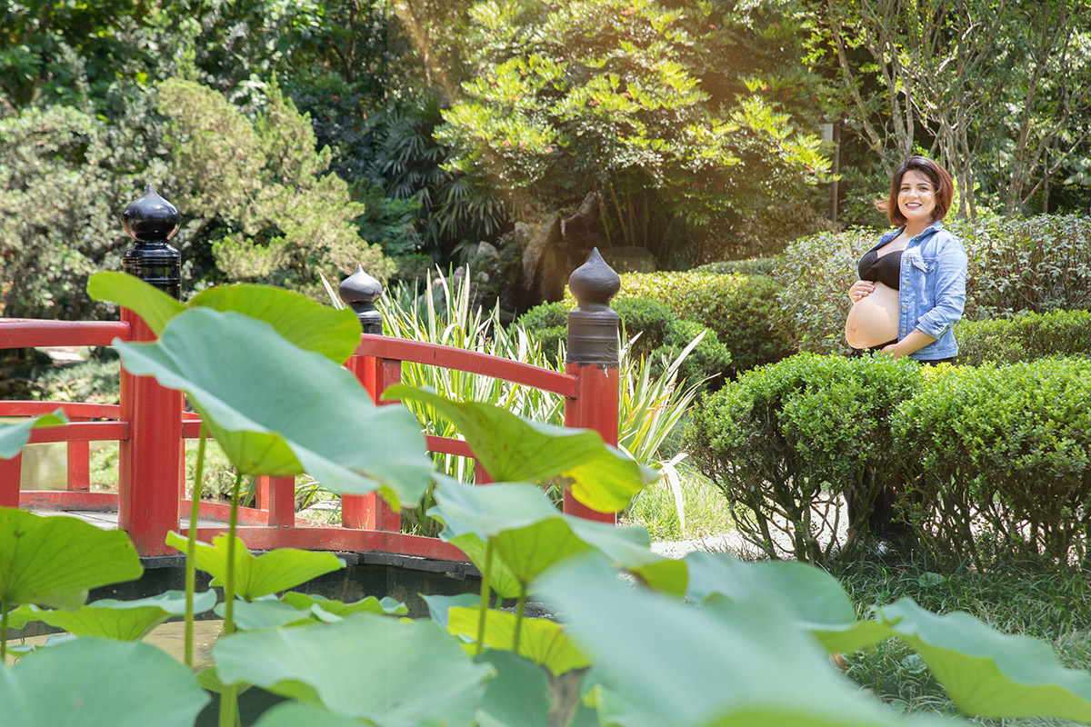 Gestante posando diante da natureza no Jardim Botânico do Rio.