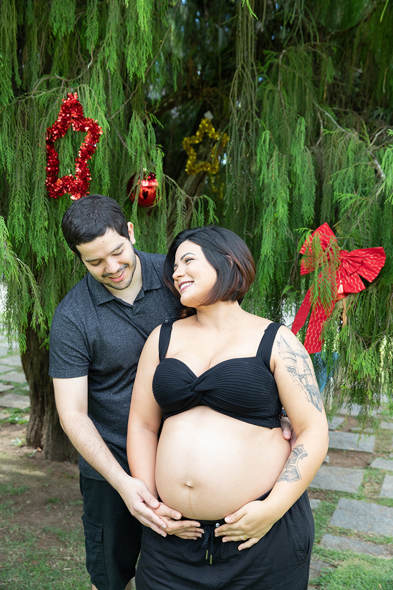 Casal abraçado em ensaio gestante no Jardim Botânico RJ.