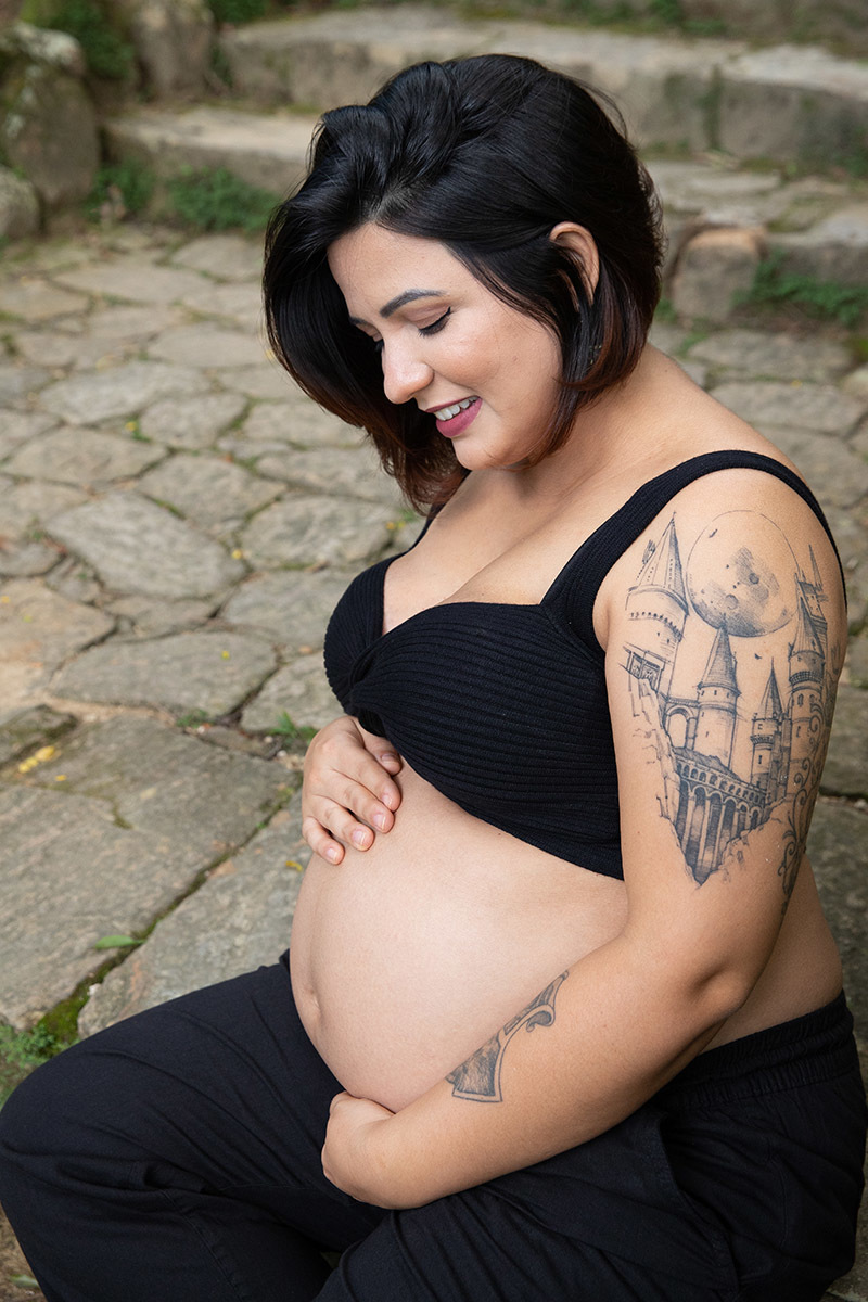 Detalhe da barriga em ensaio de gestante no Jardim Botânico.