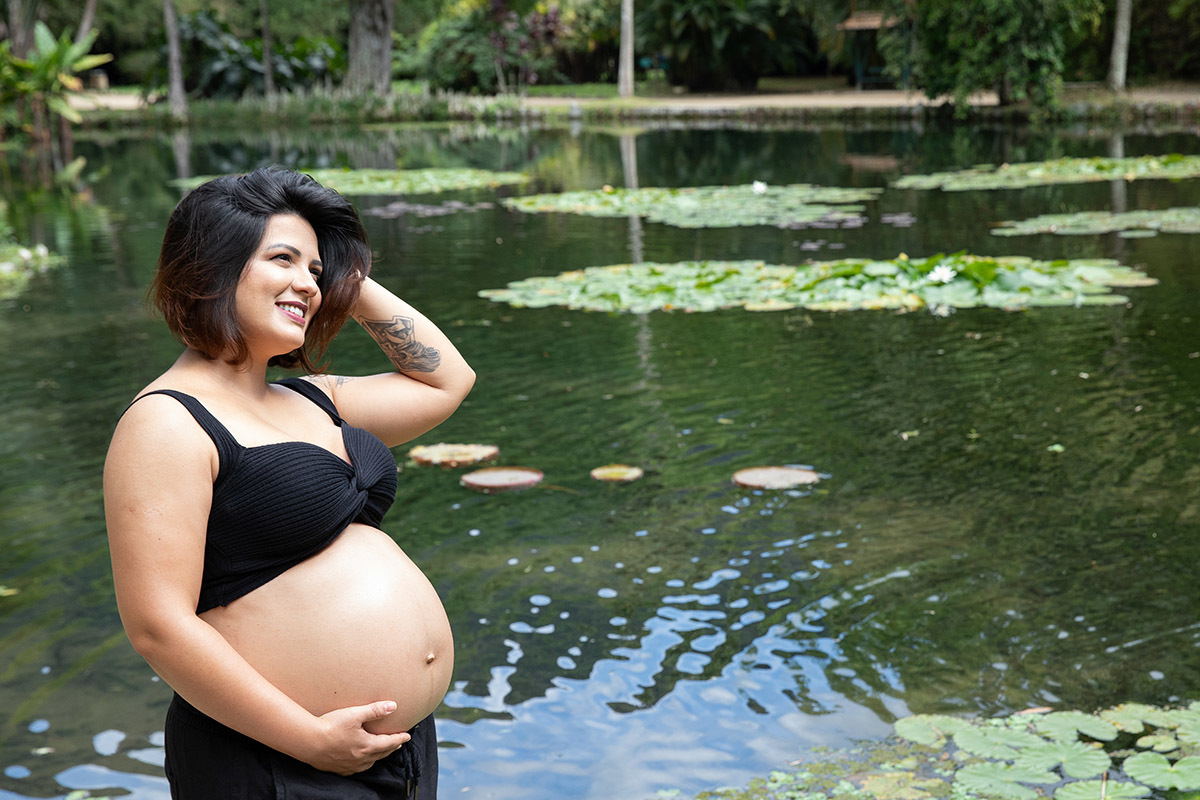 Gestante posando diante da natureza no Jardim Botânico do Rio.