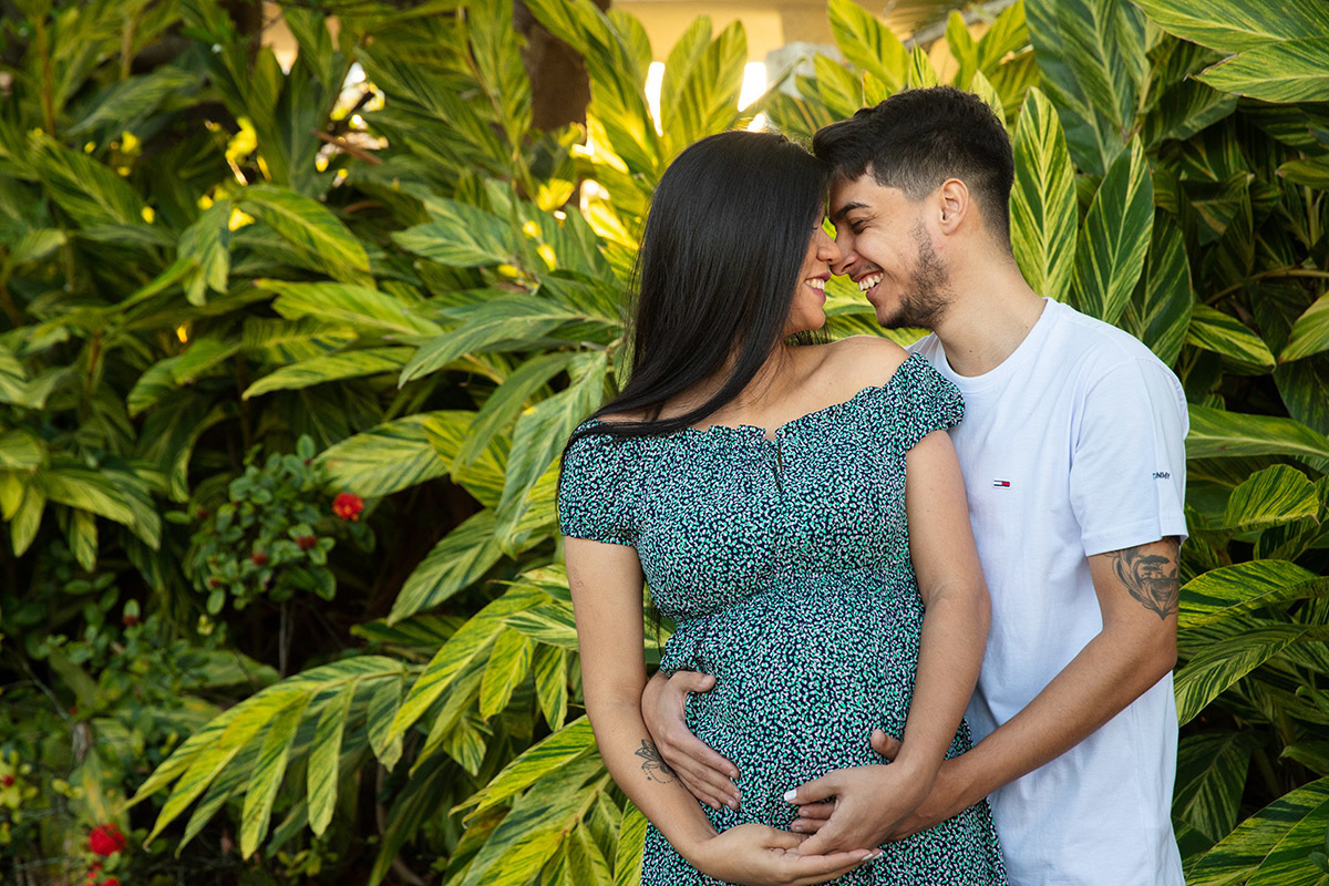 Casal abraçado em ensaio gestante entre as folhagens no RJ 