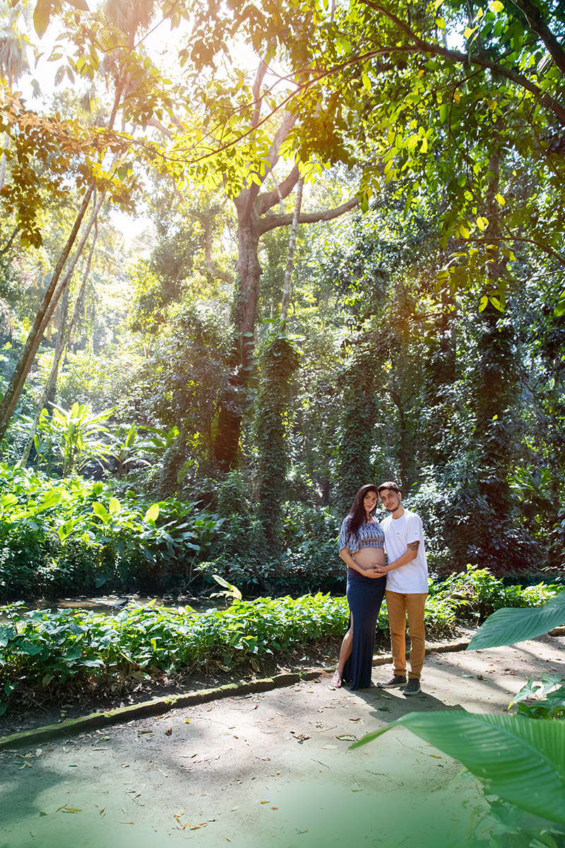 Casal abraçado em ensaio de gestante no meio da mata do Parque Lage.