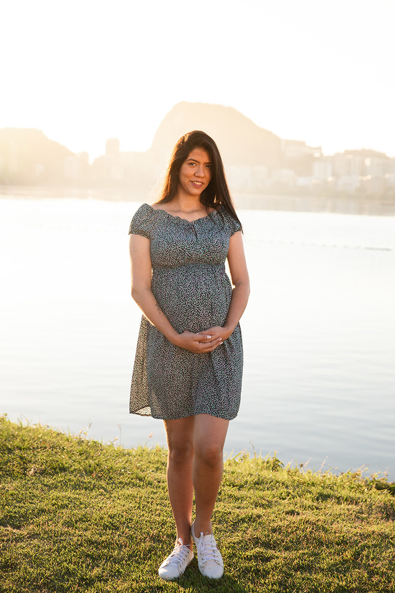 Gestante em detalhe com vestido azul no ensaio na Lagoa no RJ.