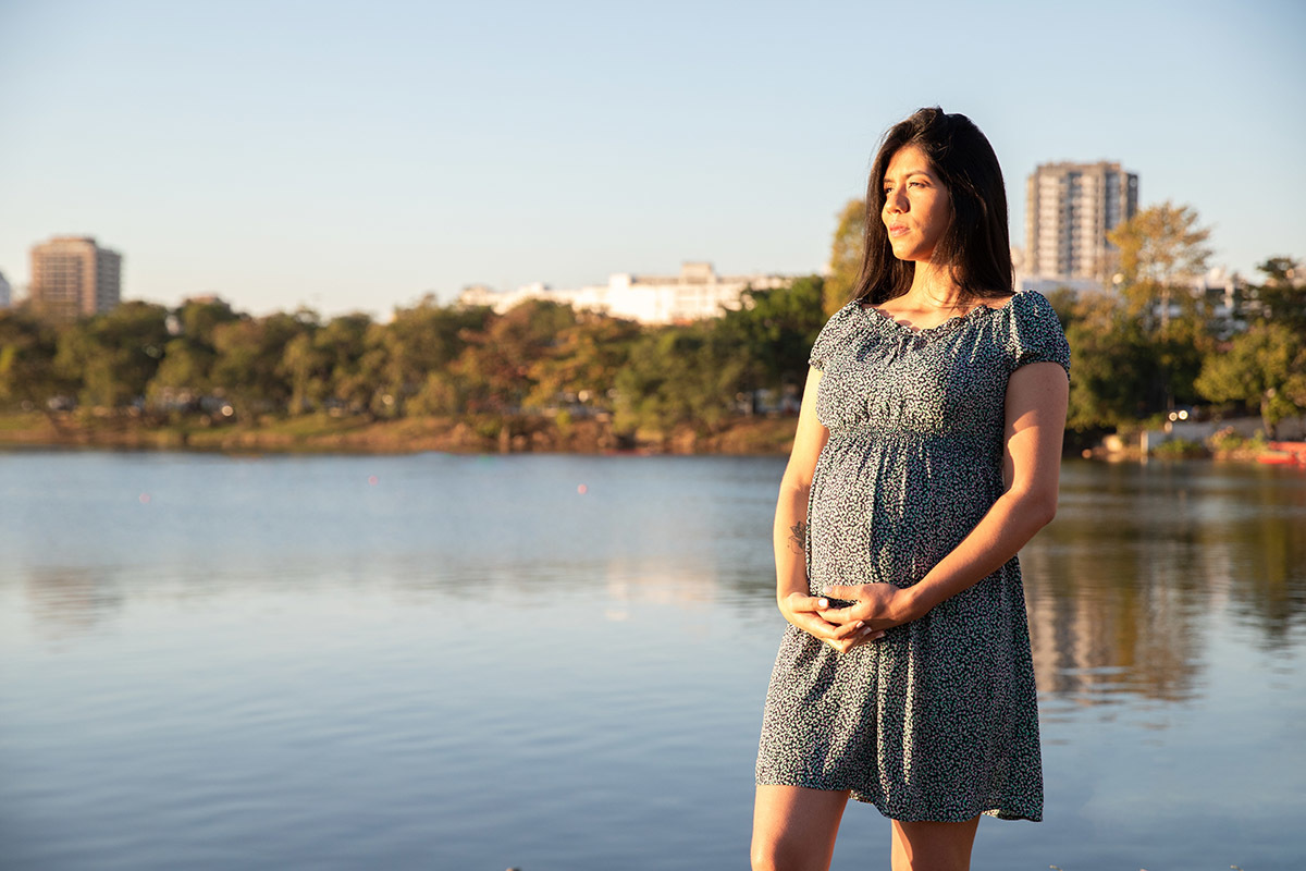 Foto de gestante posando diante da Lagoa no Rio de Janeiro.
