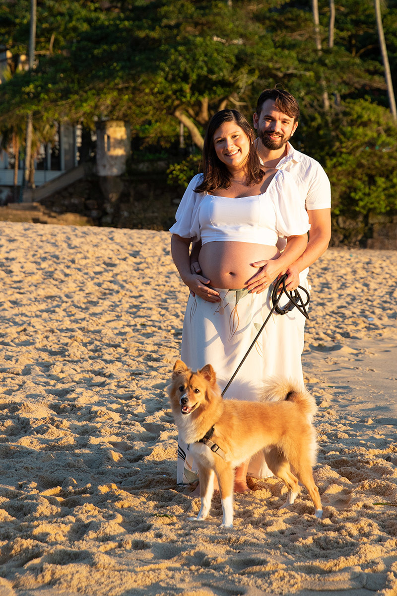 Gestante com pet durante ensaio na Praia Vermelha.