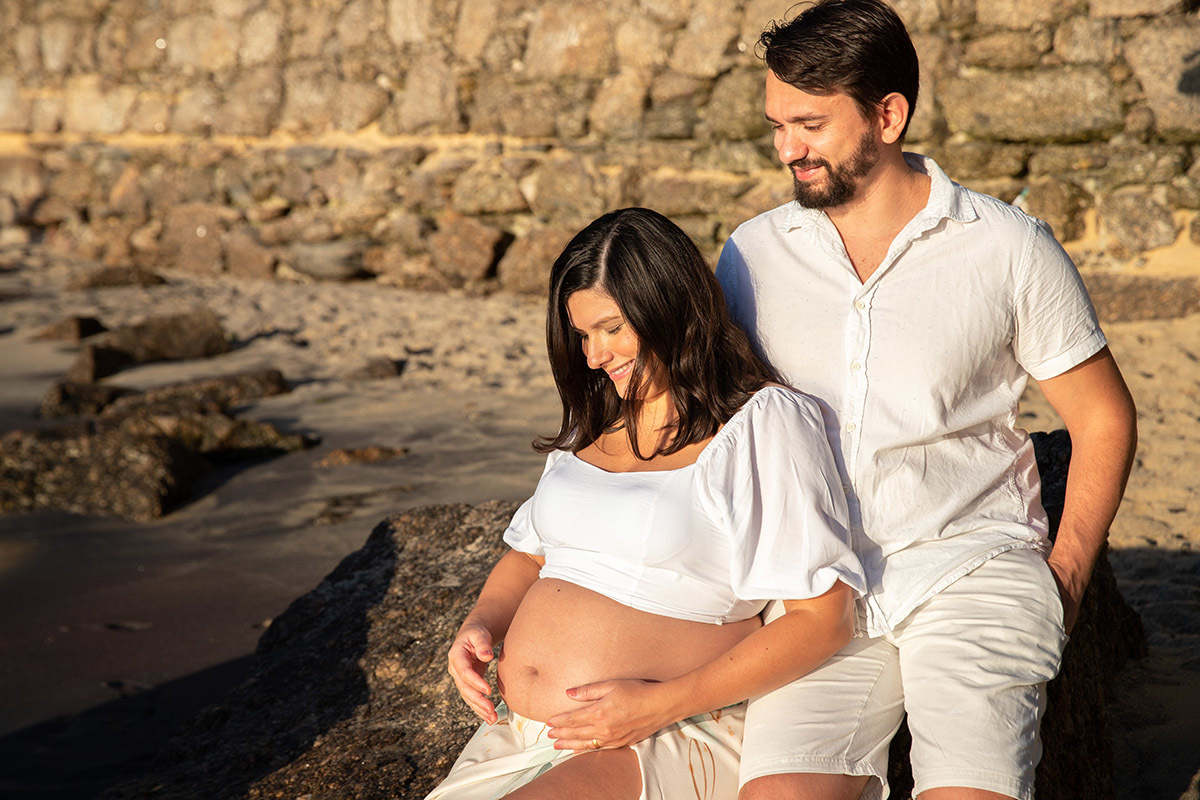 Foto romântica de casal em ensaio gestante na Praia Vermelha, Rio de Janeiro.