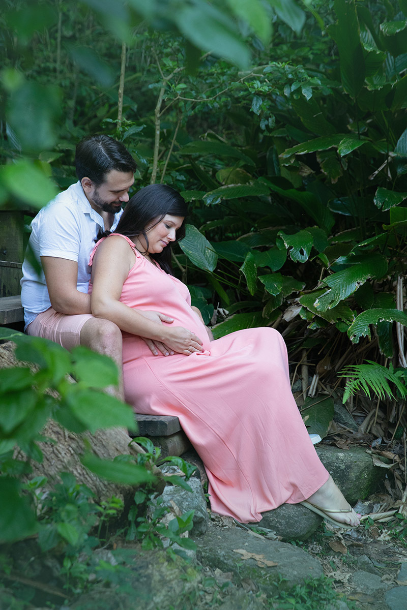 Casal durante ensaio de gestante na Pista Cláudio Coutinho ao lado da Praia Vermelha.