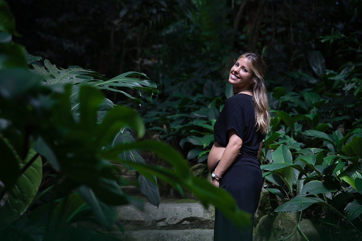 Foto com luz suave e sombra das árvores em ensaio gestante no RJGestante com camisa branca em espaço com luz natural e sombra suave