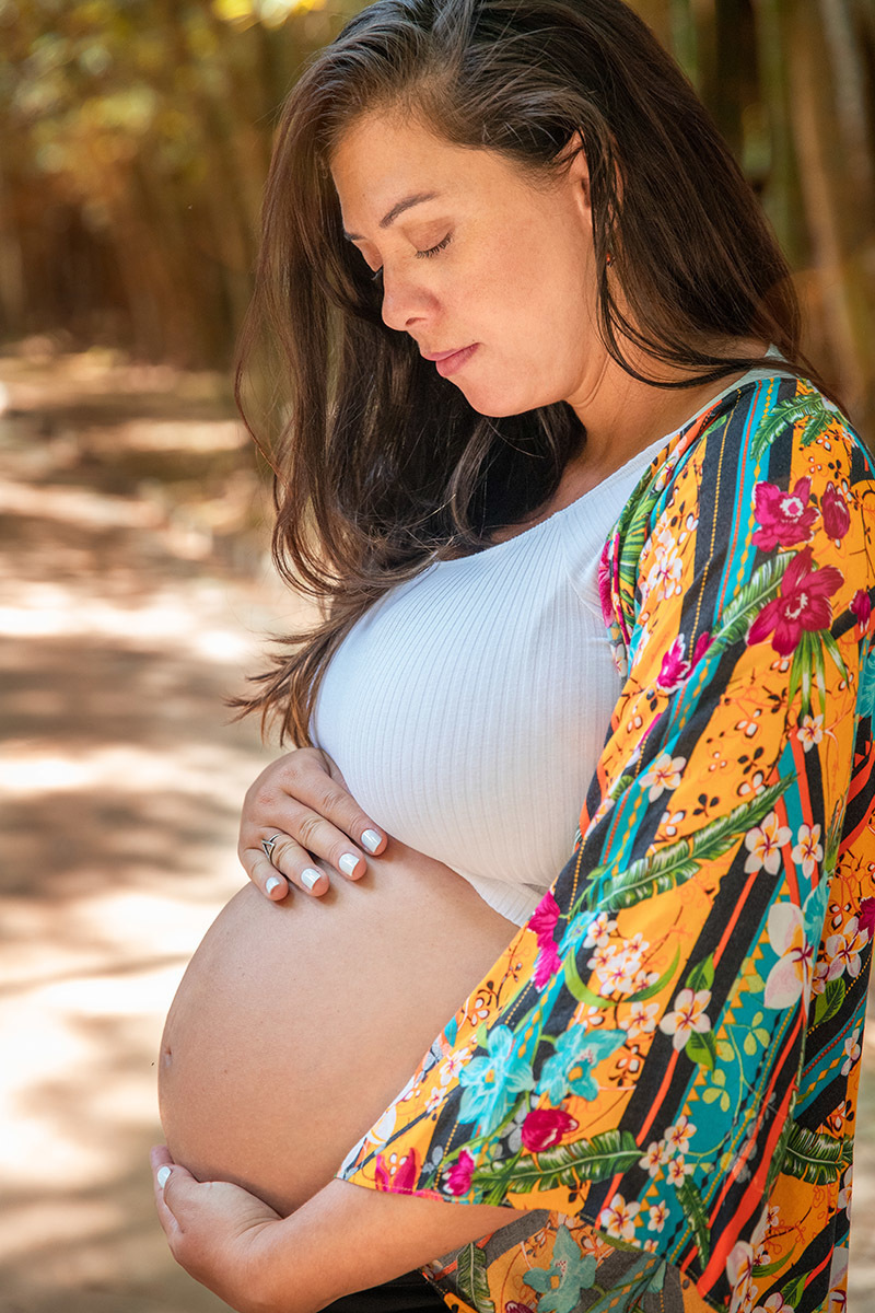 Foto de gestante com quimono colorido em ensaio no Jardim Botânico do Rio.