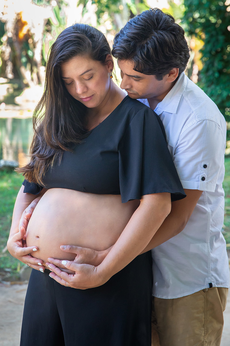 Detalhe da barriga em ensaio de gestante no Jardim Botânico do Rio de Janeiro.