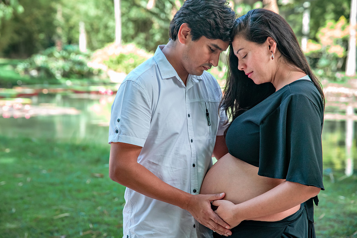 Casal em ensaio de gestante no Rio de Janeiro, em cenário natural do Jardim Botânico.