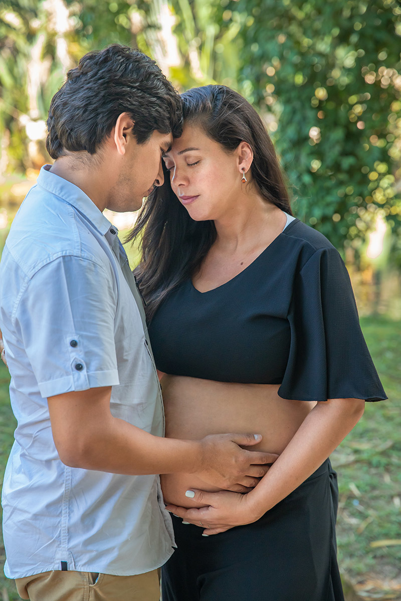 Retrato romântico de casal em ensaio de gestação no Jardim Botânico do Rio.