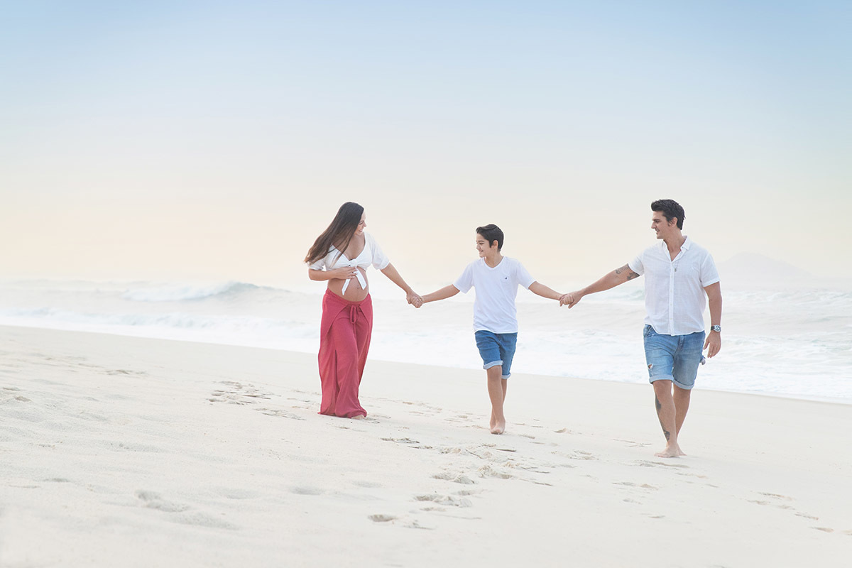Ensaio de gestante na praia: Silvia, Sanderson e Matheus, ao nascer do sol, no Rio de Janeiro.