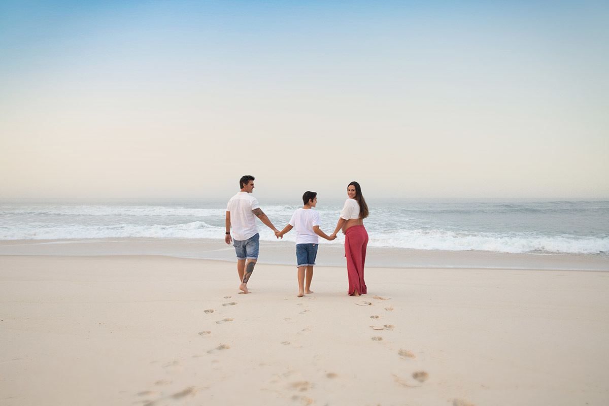 Ensaio de gestante na praia: Silvia, Sanderson e Matheus, ao nascer do sol, no Rio de Janeiro.