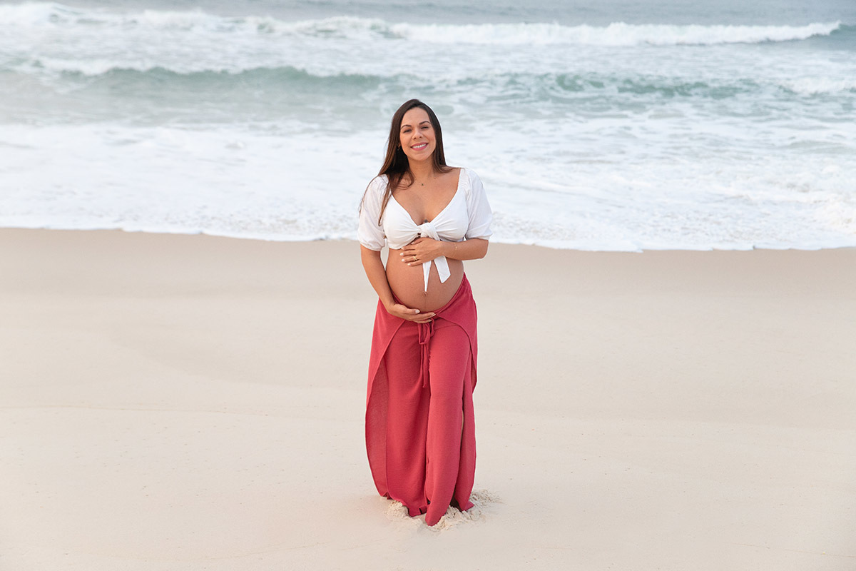 Ensaio de gestante na praia: Silvia, na areia, no Rio de Janeiro.