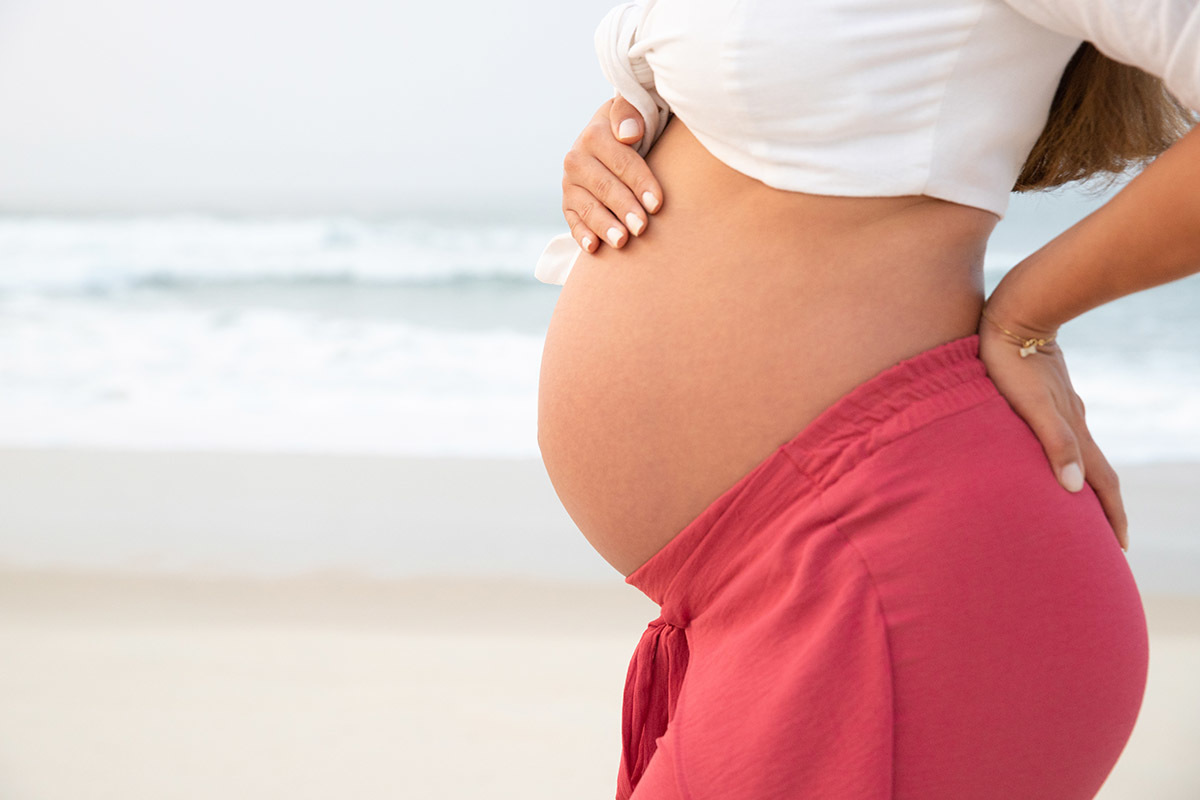 Ensaio de gestante na praia: Silvia, detalhe da barriga, no Rio de Janeiro.